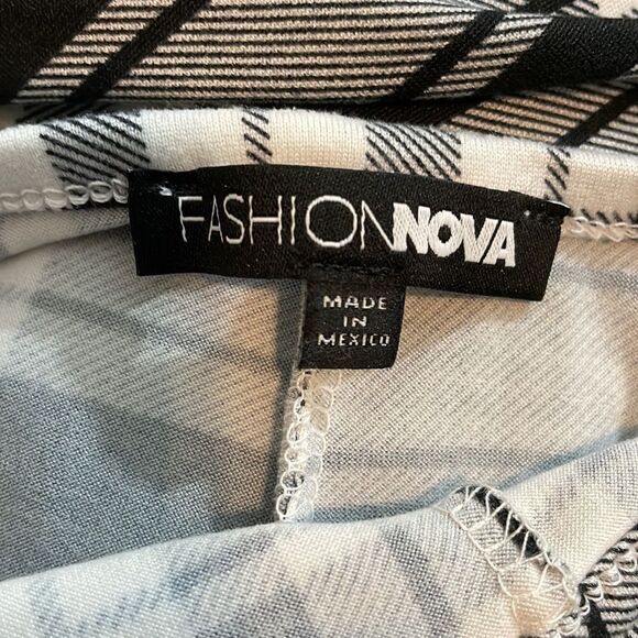 Fashion Nova Women Outfit. 1X - Picture 4 of 4